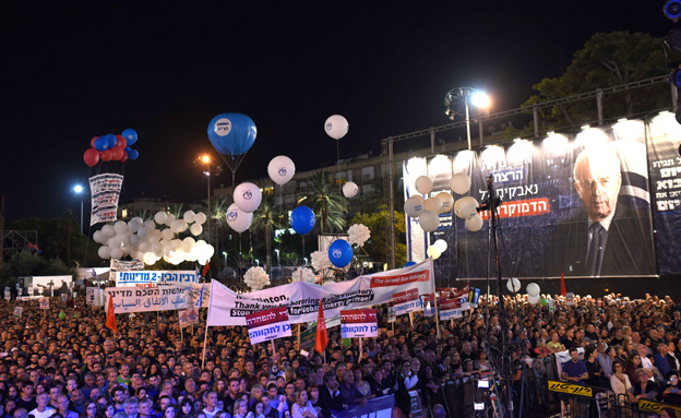 שורת אמנים ונואמים בעצרת במוצ"ש (צילום: בן קלמר, MAKO)