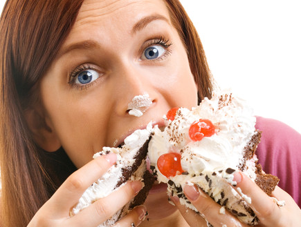 אישה אוכלת עוגה (צילום: Shutterstock)