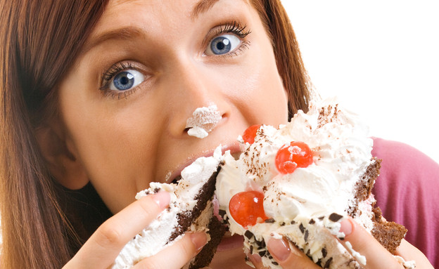 אישה אוכלת עוגה (צילום: Shutterstock)