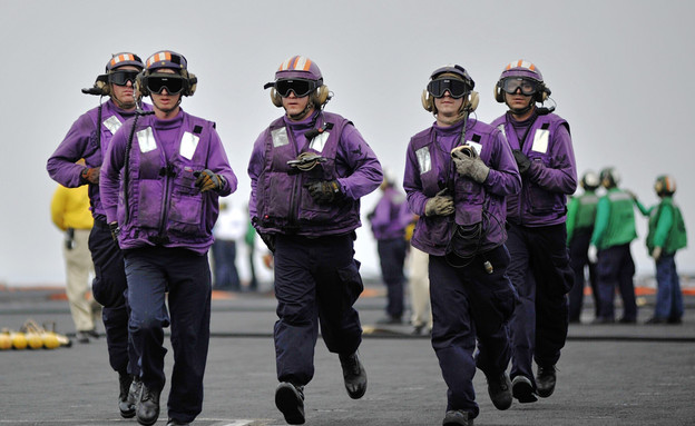 אנשי הצוות על נושאות מטוסים (צילום: U.S. Navy)