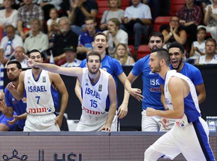 נבחרת העתודה תמשיך תחת דן שמיר (fiba) (צילום: ספורט 5)