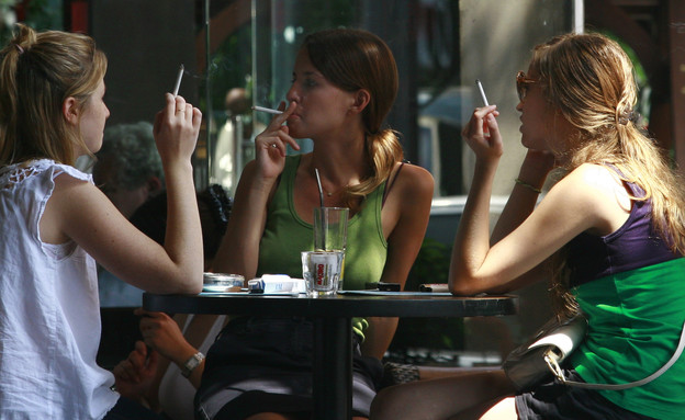מעשנים במסעדה (צילום: קובי גדעון, מרים אלסטר , פלאש 90)