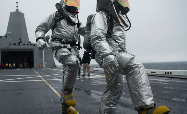 אנשי הצוות על נושאות מטוסים (צילום: U.S. Navy)