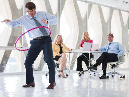 עובדים נהנים במשרד (אילוסטרציה: Shutterstock)