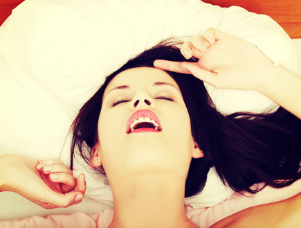 אישה מתענגת (צילום: PhotoMediaGroup, Shutterstock)