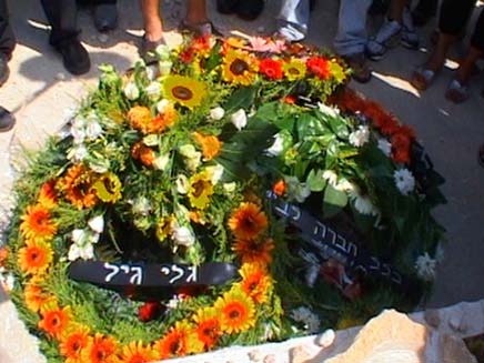 פרחים על קברו של איתי פרוים (צילום: חדשות 2)