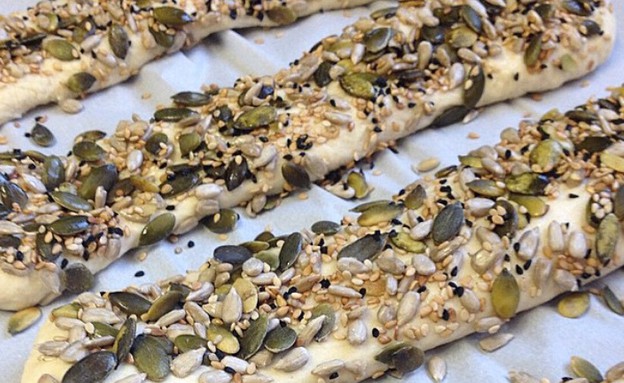 אצבעות פוקצ'ה עם פיצוחים - לפני אפייה