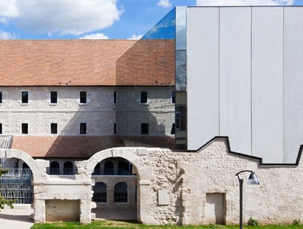 כלא שהפך לבית ספר למוסיקה, לובייה צרפת. (צילום: httpwww.e-architect.com)