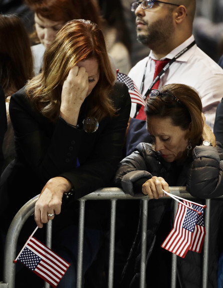 מצביעות בוכות לאחר ניצחון טראמפ (צילום: Sakchai Lalit | AP)