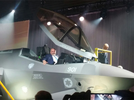 אביגדור ליברמן ומטוס F-35 (צילום: חדשות 2)
