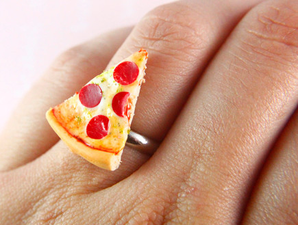 פיצה, טבעת של Cutetreats, החל מ-59 שקל, להשיג ב-etsy (צילום: etsy)
