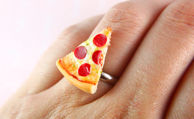 פיצה, טבעת של Cutetreats, החל מ-59 שקל, להשיג ב-etsy (צילום: etsy)