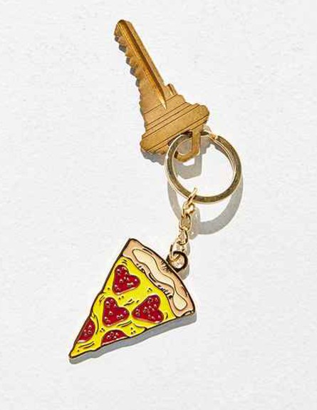 פיצה, מחזיק מפתחות, 16 דולר, להשיג ב-urbanoutfitters