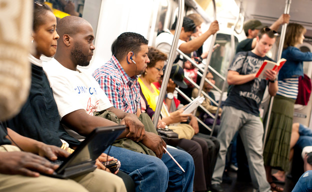 נוסעים ברכבת התחתית (אילוסטרציה: Shutterstock)