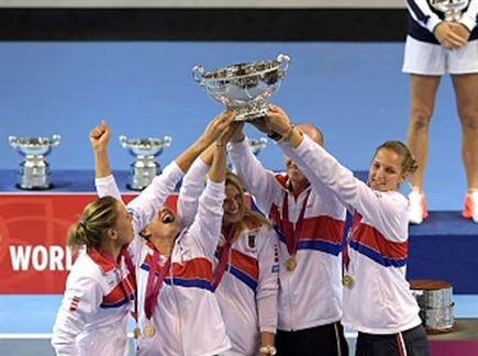 זכייה חמישית בשש השנים האחרונות. צ'כיה מניפה את הגביע (Getty) (צילום: ספורט 5)