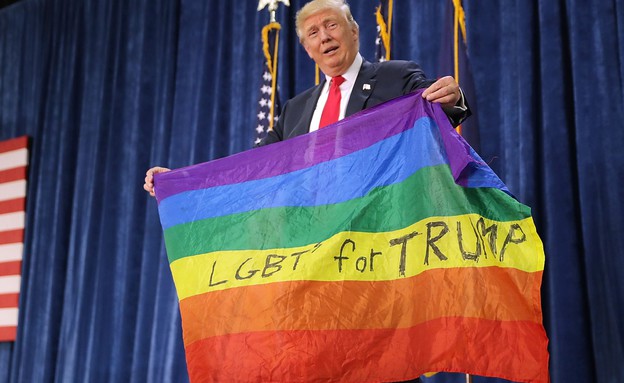 טראמפ ודגל הגאווה (צילום: Chip Somodevilla, GettyImages IL)