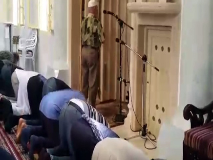 מתפללים במסגד (צילום: עזרי עמרם, חדשות 2)