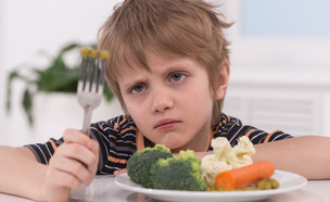 ילד שלא אוהב ירקות (צילום: BlueSkyImage, Shutterstock)