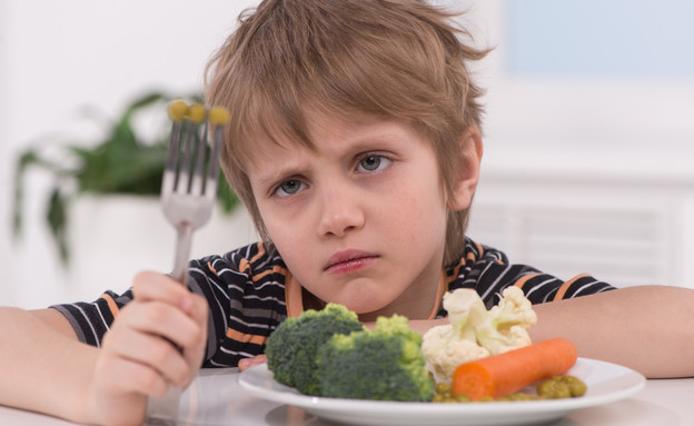 ילד שלא אוהב ירקות (צילום: BlueSkyImage, Shutterstock)