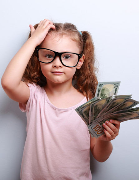 ילדה עם משקפיים מחזיקה שטרות (אילוסטרציה: Shutterstock)