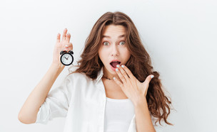 בחורה עם שעון מעורר (צילום: Shutterstock, מעריב לנוער)