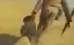 לוחמים עיראקים מוציאים להורג נער