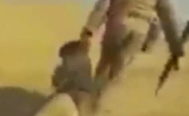 לוחמים עיראקים מוציאים להורג נער