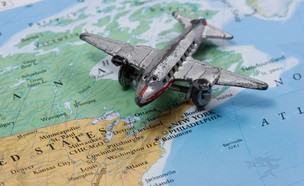 מטוס קטן על מפת העולם (צילום: Shutterstock)