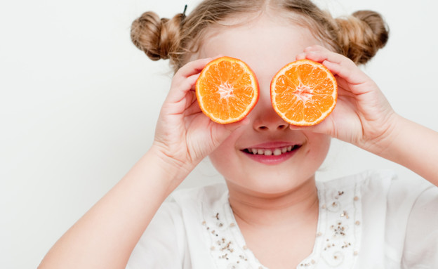 ילדה אוכלת תפוז (צילום: Shutterstock)