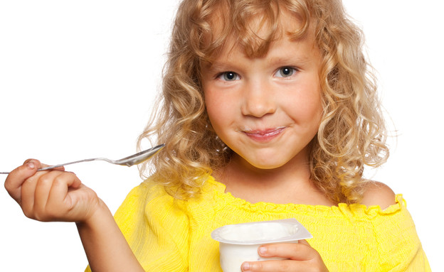 ילדה אוכלת מעדן (צילום: Shutterstock)