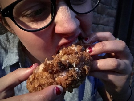 בחורה אוכלת עוף מטוגן  (צילום: מיכל לויט, mako אוכל)