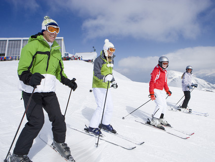 קבוצה עושה סקי