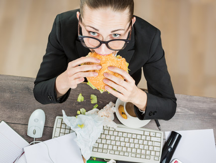 אישה אוכלת מהר (צילום: Kalamurzing, Shutterstock)