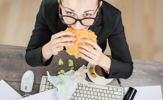 אישה אוכלת מהר (צילום: Kalamurzing, Shutterstock)