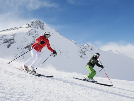זוג עושה סקי (צילום: dolomite-summits, Shutterstock)