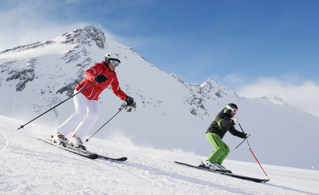 זוג עושה סקי