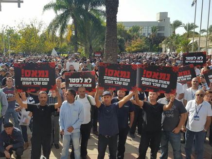 העובדים מוחים