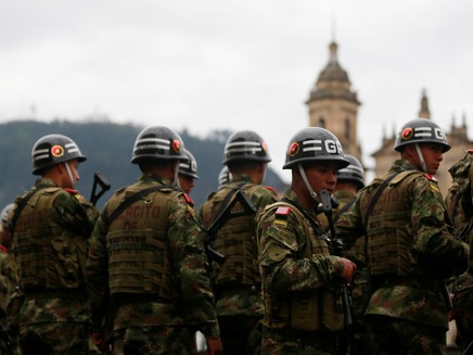 חיילים מאבטחים את משאל העם (צילום: רויטרס)