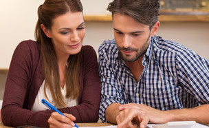 זוג מעיין בחשבונות (אילוסטרציה: Shutterstock)