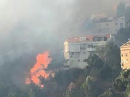 האש שמאיימת על בתים בחיפה