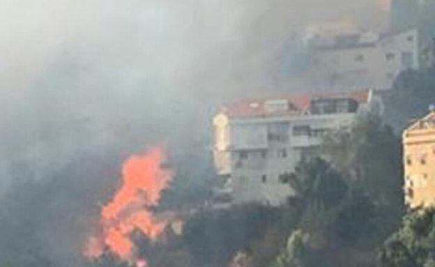 האש שמאיימת על בתים בחיפה