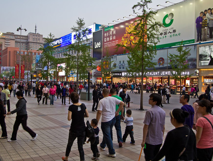 busy shopping street at Wangfujing  (צילום: Shutterstock)