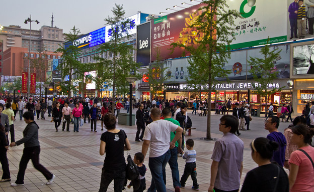 busy shopping street at Wangfujing  (צילום: Shutterstock)