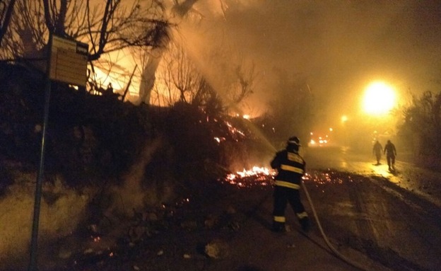 N12 - שריפה בבית מאיר: בתים רבים נשרפו