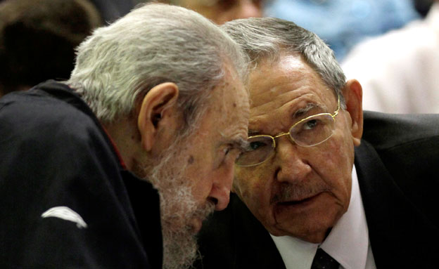 עם האח, הנשיא ראול קסטרו (צילום: AP)