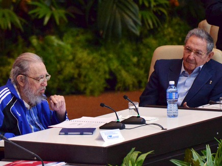עם האח, הנשיא ראול קסטרו (צילום: רויטרס)