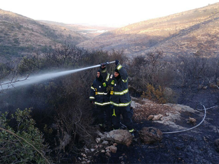 לוחמי האש בנטף (צילום: כיבוי והצלה מחוז ירושלים)