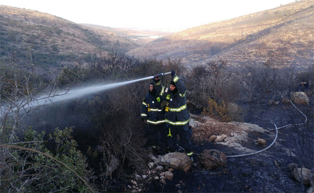 לוחמי האש בנטף (צילום: כיבוי והצלה מחוז ירושלים)