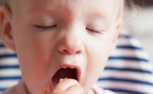פעוטה אוכלת (צילום: Shutterstock)
