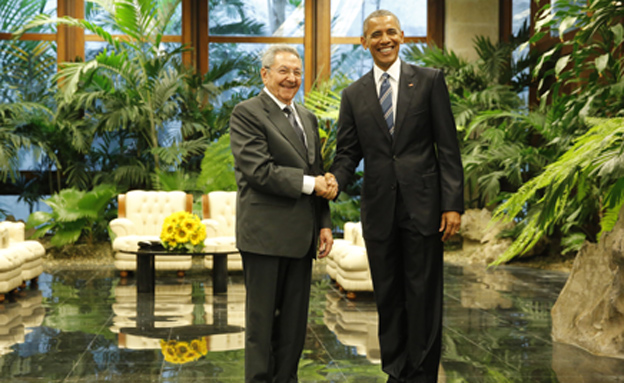אובמה ונשיא קובה במפגש ההיסטורי. ארכיון (צילום: רויטרס)